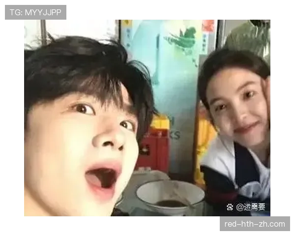 冯彦哲训练完直接瘫在场边啃蛋白棒，这自律我真绷不住了