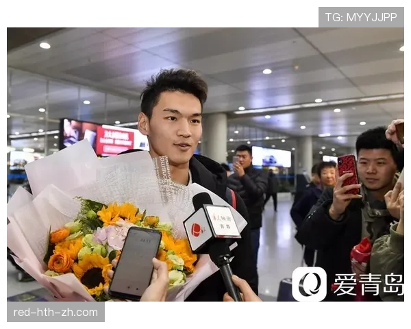 徐嘉余随手背个包，标签一看我就放弃买房梦了